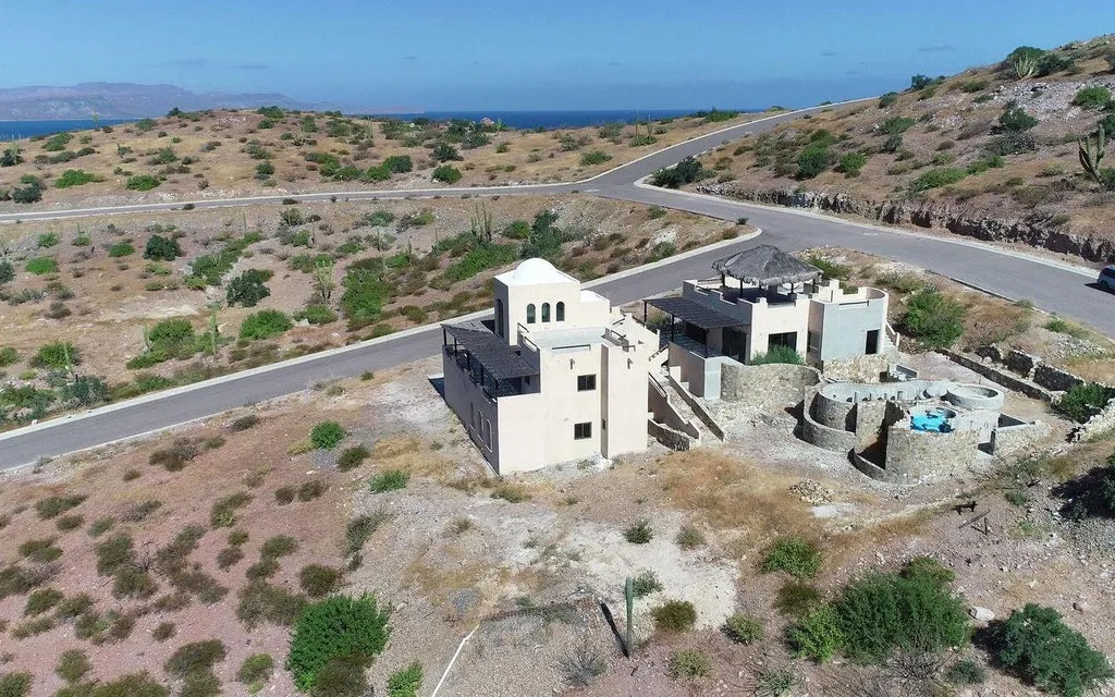 House 97-98 Av. Santa Monica, Maravia — House for sale in La Paz
