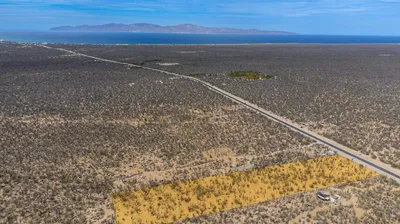 2-Hectare Lot Main Entrance — Land for sale in La Paz